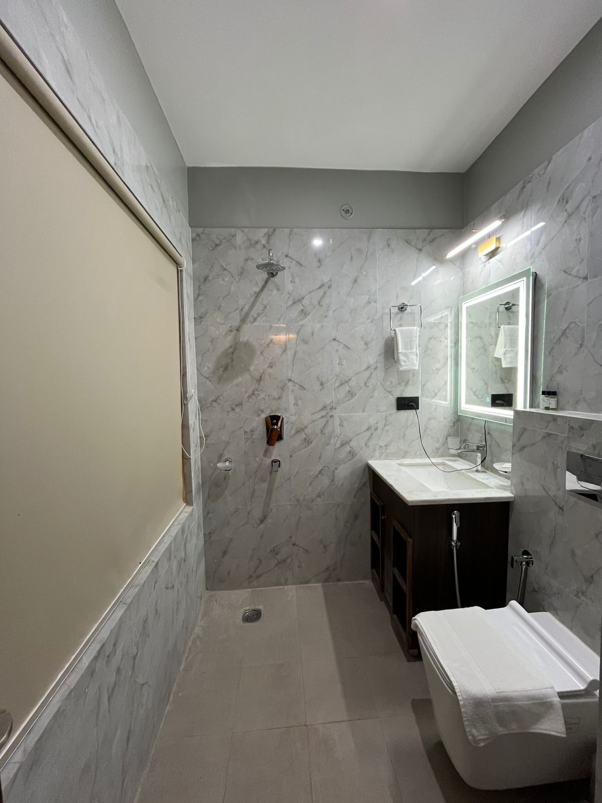 Deluxe Room | Bathroom | Shower, slippers, towels, soap