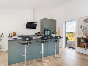 Kühlschrank, Mikrowelle, Geschirrspüler, Kochgeschirr/Geschirr/Besteck