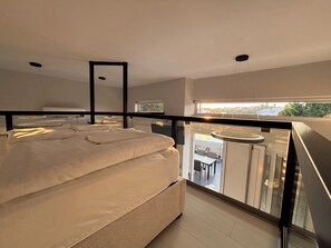 2 bedrooms, iron/ironing board, internet, bed sheets