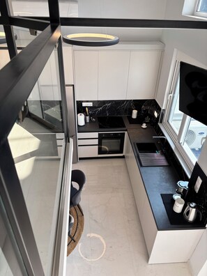 Kjøleskap, ovn, kokeplater og oppvaskmaskin