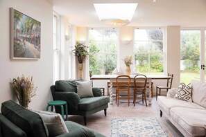 Televisio, takka, työhuone