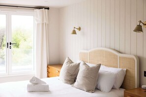 5 makuuhuonetta, työpöytä, silitysrauta/-lauta, vauvan matkasänky