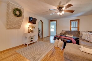 TV, books, stereo - 10 min to Elmarra River: Home w/ Fire Pit & Grill! (Jewett)