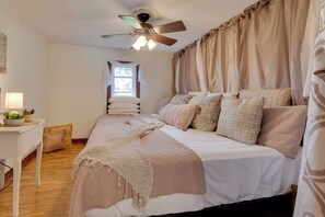 2 bedrooms, iron/ironing board, travel cot, Internet - 10 min to Elmarra River: Home w/ Fire Pit & Grill! (Jewett)
