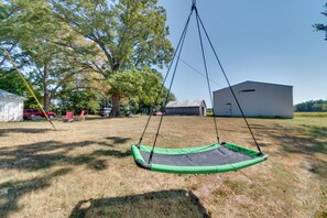 Property grounds - 10 min to Elmarra River: Home w/ Fire Pit & Grill! (Jewett)