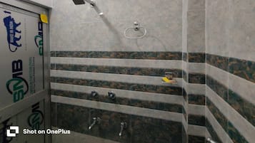 Quarto standard | Banheiro | Chuveiro, toalhas de banho, sabonete, shampoo