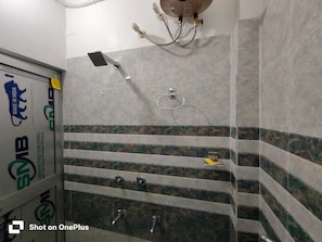 Standard Room | Bathroom | Shower, towels, soap, shampoo