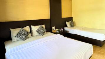 Dreibettzimmer, Terrasse, Stadtblick | Schreibtisch, laptopgeeigneter Arbeitsplatz, kostenloses WLAN