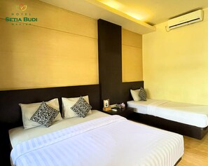 Desk, laptop workspace, free WiFi - Hotel Setia Budi Madiun (Madiun)