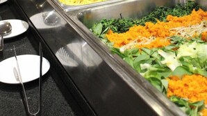 A buffet with labeled food options including 'TELLUR PLUH BALADOO' and 'MIE GORENG KARI'. - Hotel Setia Budi Madiun (Madiun)