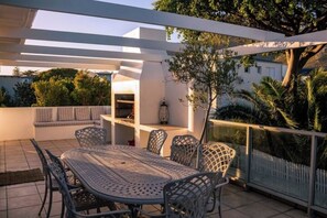 Outdoor dining - Hermanus Family Getaway - Near The Beach (Hermanus)