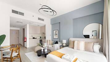 Escritorio, tabla de planchar con plancha, wifi y ropa de cama