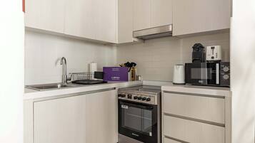 Geladeira, micro-ondas, fogão, cooktop