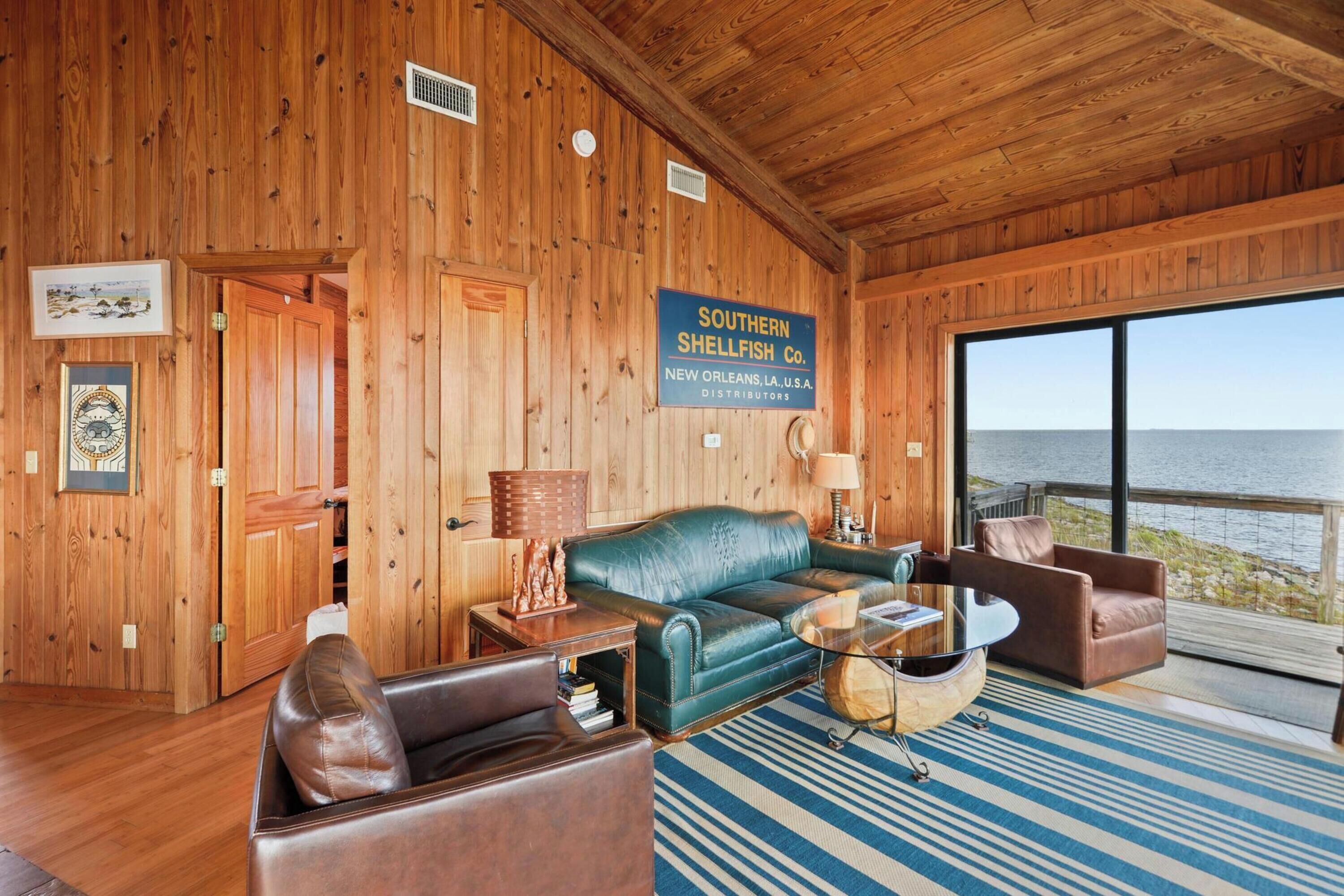 Rumah Khas, 3 kamar tidur, patio, pemandangan pantai | Ruang keluarga | Smart TV 50-inci dengan saluran TV digital