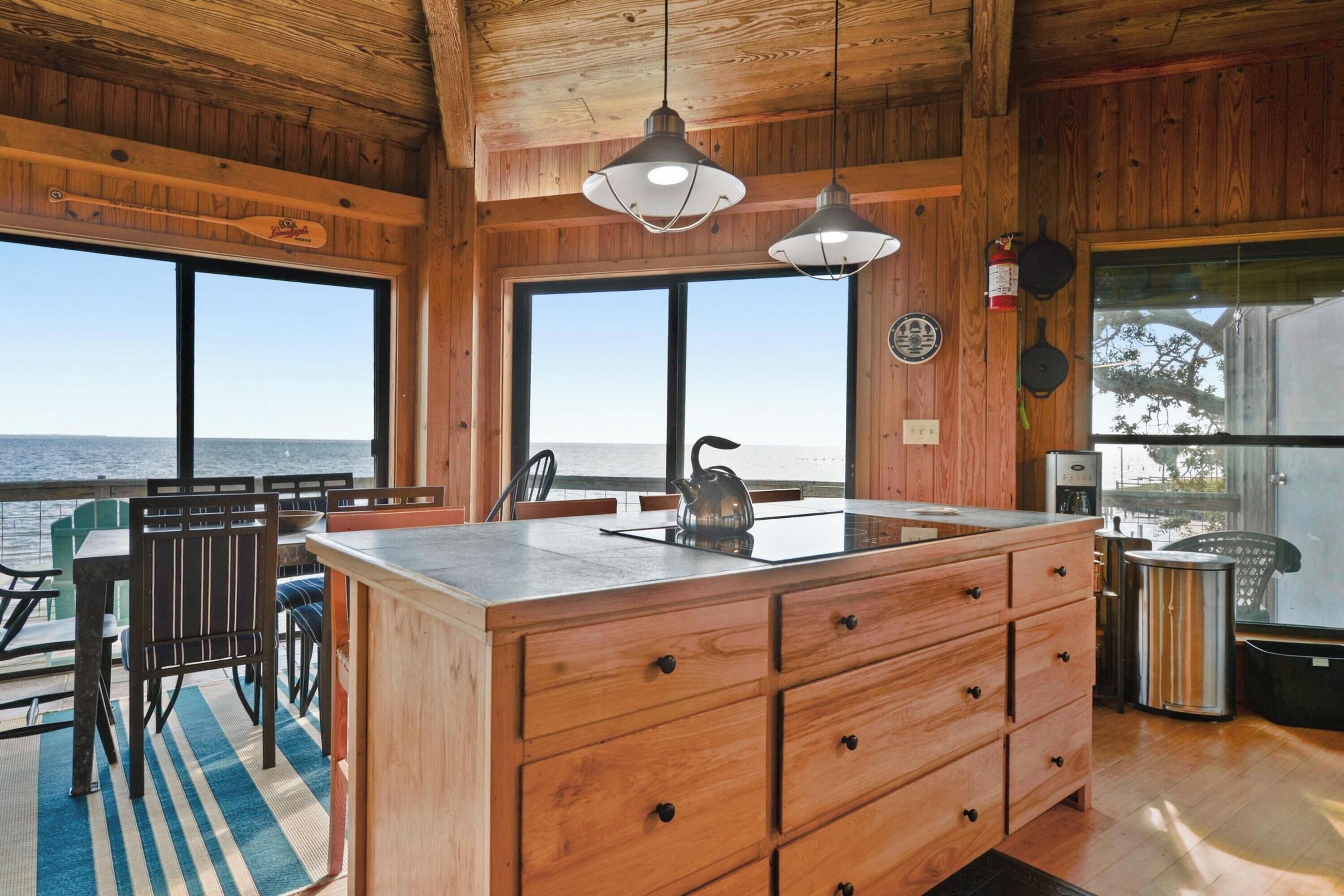 Signature huis, 3 slaapkamers, patio, uitzicht op strand | Privékeuken | Een koelkast, een magnetron, een oven, een kookplaat