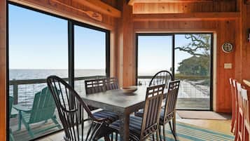 Casa com design assinado, 3 quartos, varanda, vista para a praia | Opções para refeição no quarto