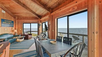 Casa com design assinado, 3 quartos, varanda, vista para a praia | Vista do quarto