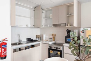Refrigerador, microondas, horno, placa de cocina