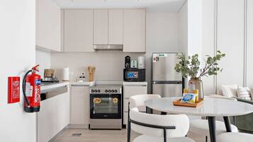 Refrigerador, microondas, horno y parrilla de estufa