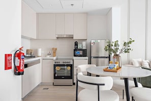 Refrigerador, microondas, horno, placa de cocina