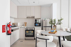 Refrigerador, microondas, horno, placa de cocina