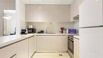 Een koelkast, een microgolfoven, een oven, een kookplaat