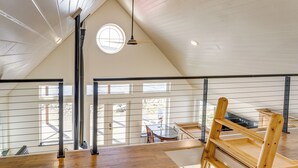 Ein geräumiges Loft mit hohen Decken, großen Fenstern und Holzboden.
