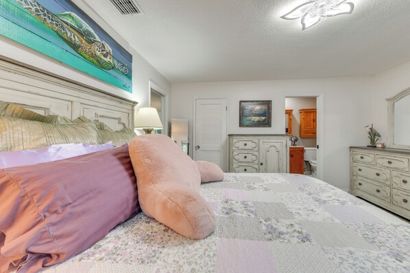 Room - Private Hot Tub, Pool & Yard: Modern Bradenton Gem (Bradenton)