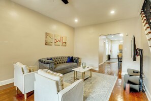 TV - Private Backyard Jawn! Multi-Level Philly Rowhouse (Philadelphia)