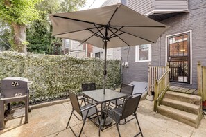 Outdoor dining - Private Backyard Jawn! Multi-Level Philly Rowhouse (Philadelphia)
