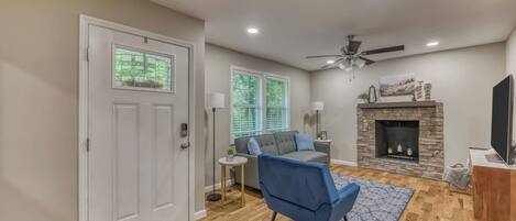 Télévision, cheminée, espaces bureaux