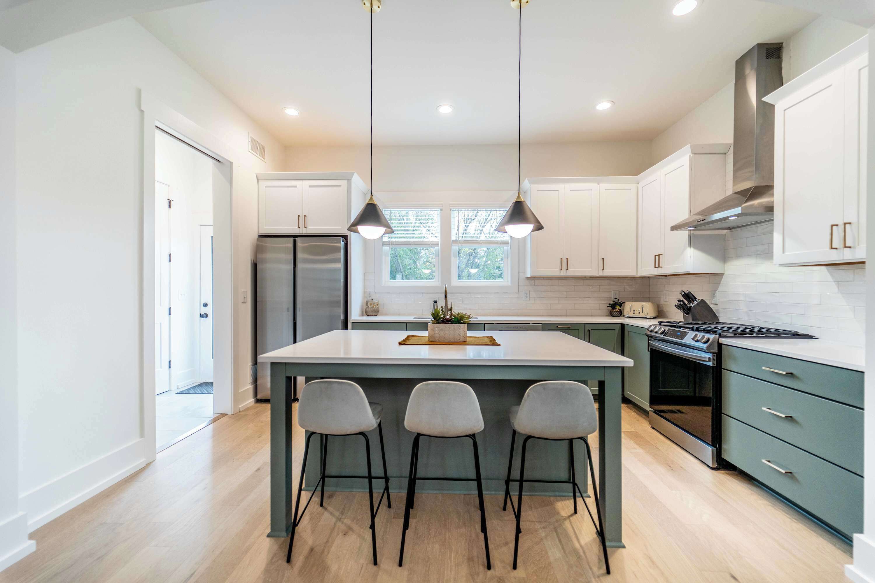 冷蔵庫、電子レンジ、オーブン、コンロ