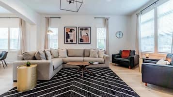 Televisio, pöytäjalkapallopöytä, työhuone