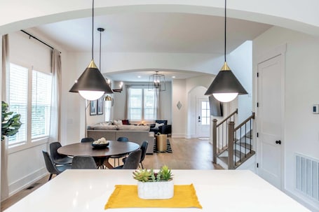 Interni. New Listing! 3BR with King Suite and Fenced in Yard