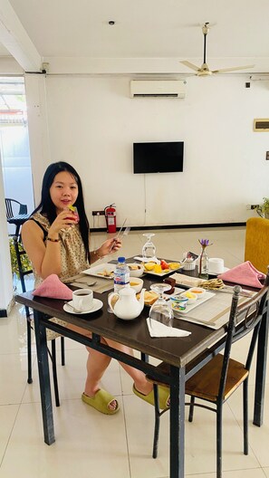 Se ofrece un desayuno completo todos los días (por un coste adicional)