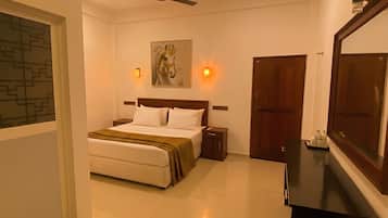 Deluxe Double Room, 1 King Bed, Balcony | Frette Italian sheets, premium bedding, pillow-top beds, minibar