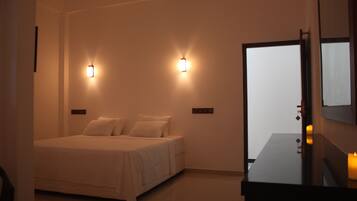 Deluxe Double Room, Balcony | In-room safe, desk, soundproofing, free WiFi