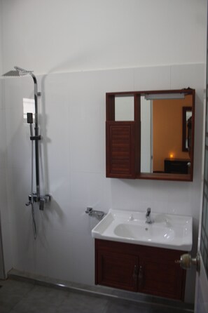 Deluxe Double Room, Balcony | Bathroom