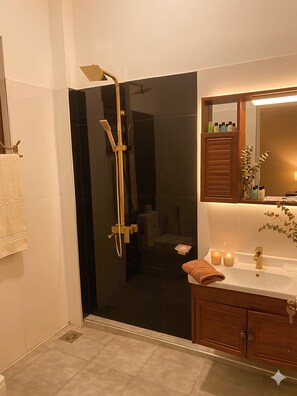 Chambre Double Deluxe, 1 très grand lit, balcon | Salle de bain