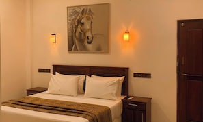 Frette Italian sheets, premium bedding, pillow-top beds, minibar - Hmc Leisure Villa Dewundara (matara)