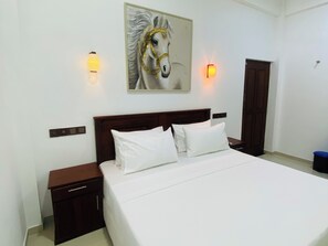Deluxe Double Room, 1 King Bed, Balcony | In-room safe, desk, soundproofing, free WiFi - H M C Leisure House Dondra (matara)