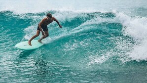 A person surfing on a wave in the ocean. - Hmc Leisure Villa Dewundara (matara)