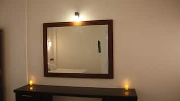 Habitación Deluxe doble, balcón | Caja fuerte, escritorio, sistema de insonorización y wifi gratis