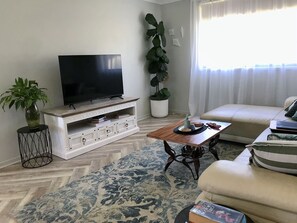 TV - Spacious Family Retreat on the edge of Tenterfield (Tenterfield)