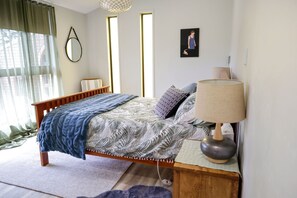 Tabla de planchar con plancha, wifi y ropa de cama