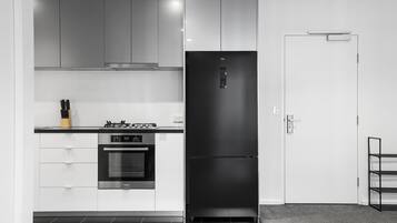 ثلاجة، ميكروويف، فرن، موقد طهي مسطح