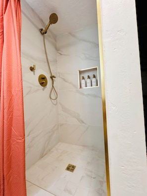 Dusche, Haartrockner, Handtücher, Seife