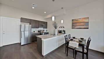 Microondas, horno, parrilla de estufa y lavavajillas