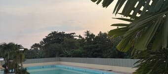 鄰近麥克坦國際機場公寓（私人入口及共享泳池）  