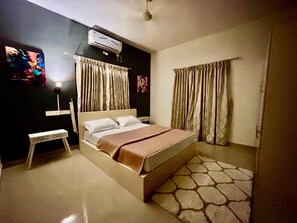 3 bedrooms, iron/ironing board, WiFi, bed sheets